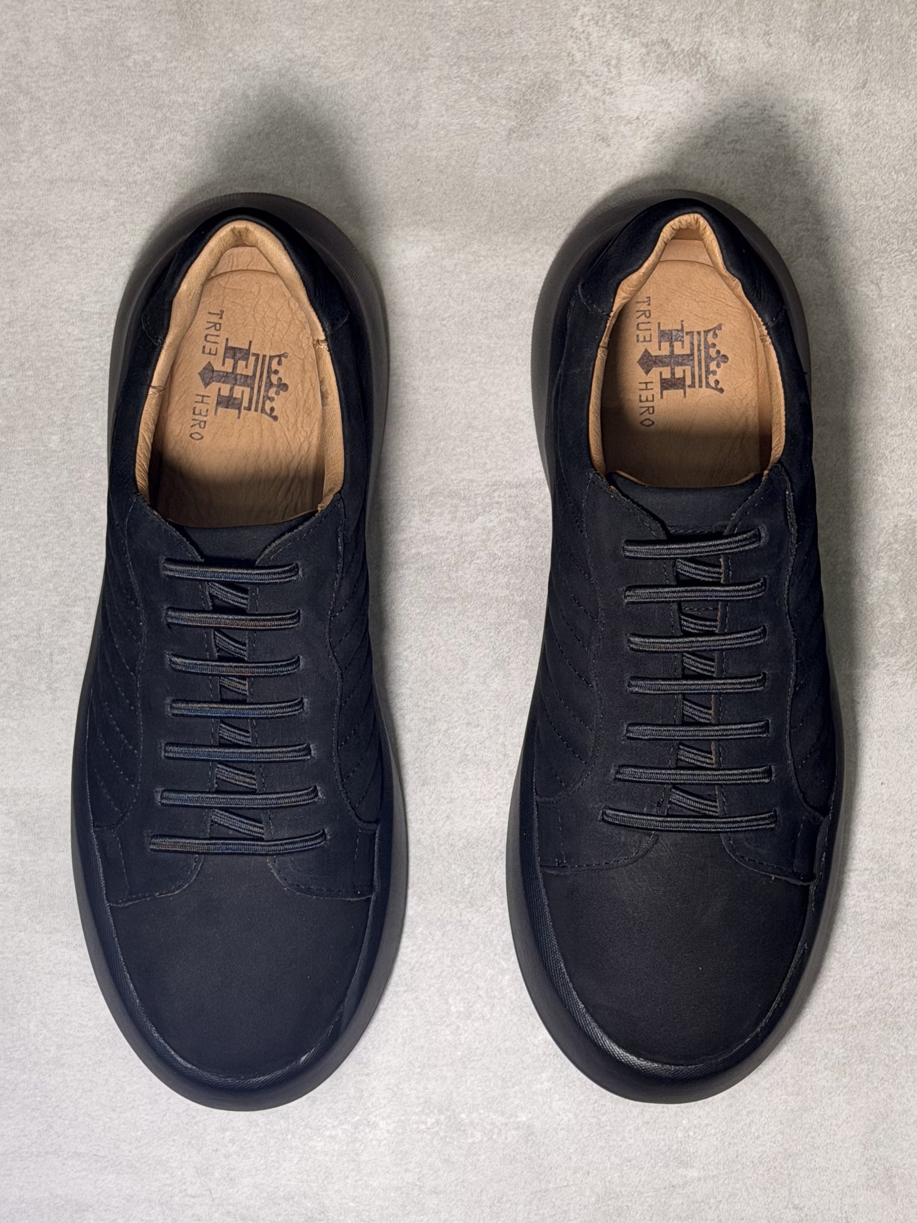 Sneaker Line True Hero